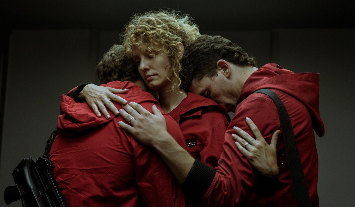 Miguel Herrán, Esther Acebo e Jaime Lorente sono Rio, Stoccolma e Denver in una scena. Credits Netflix