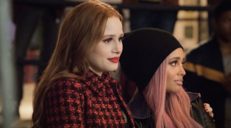 Riverdale 4 episodio 7 MADELAINE PETSCH INTERPRETA CHERYL BLOSSOM, VANESSA MORGAN INTERPRETA TONI TOPAZ Credits Warner Bros. Entertainment, Inc. e Mediaset