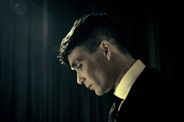 Tommy Shelby interpretato da Cillian Murphy in Peaky Blinders. Credits: Robert Viglasky/Netflix.