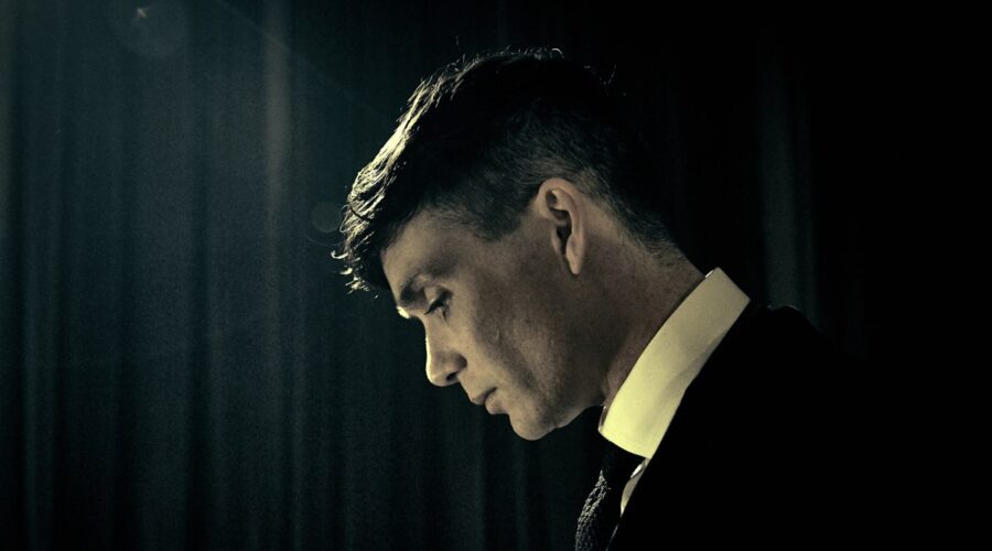 Tommy Shelby interpretato da Cillian Murphy in Peaky Blinders. Credits: Robert Viglasky/Netflix.