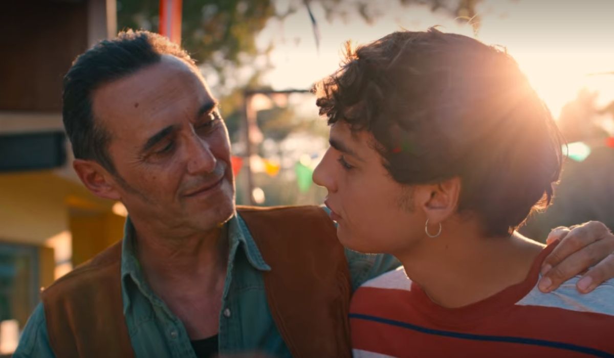 A sinistra Giuseppe Giacobazzi, Loris in Summertime serie tv, Credits Netflix