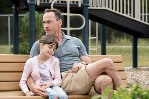 Bianca Berry Tarantino e Chris Klein sono Katie e Bill. Credits Eliza Morse per Netflix