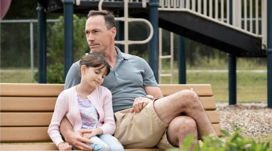 Bianca Berry Tarantino e Chris Klein sono Katie e Bill. Credits Eliza Morse per Netflix