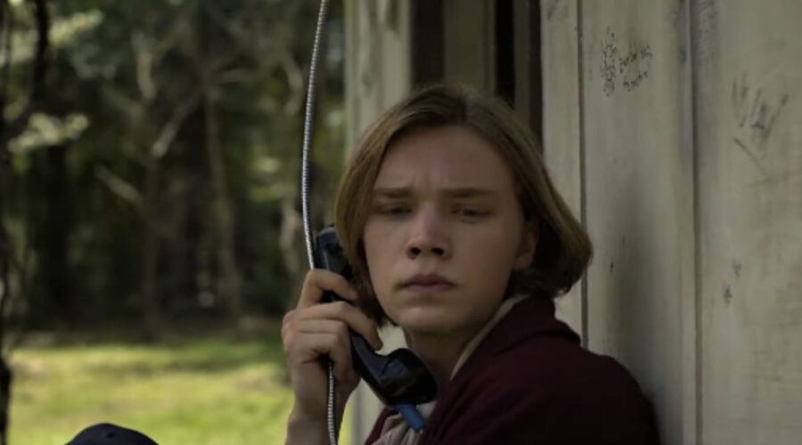 Charlie Plummer in Cercando Alaska serie tv, immagine dal trailer ufficiale Credits Hulu