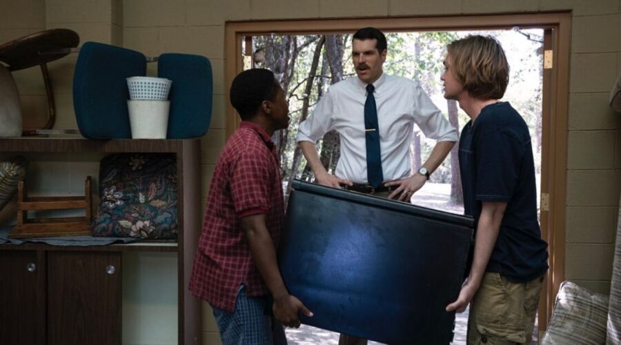 Chip, Miles e Mr. Starnes in Cercando Alaska di Hulu Credits Sky