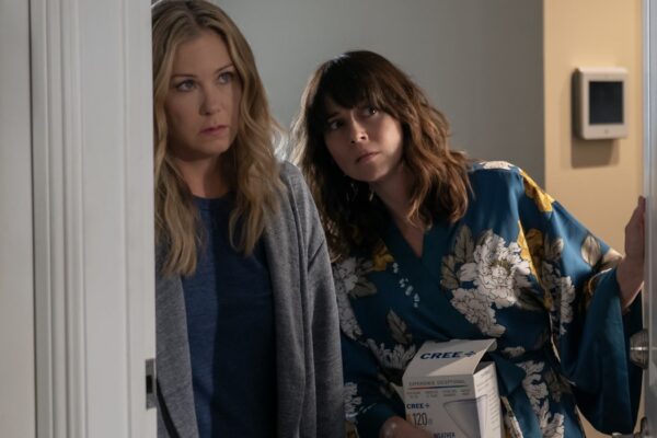 Christina Applegate e Linda Cardellini. Credits Saeed Adyani Netflix