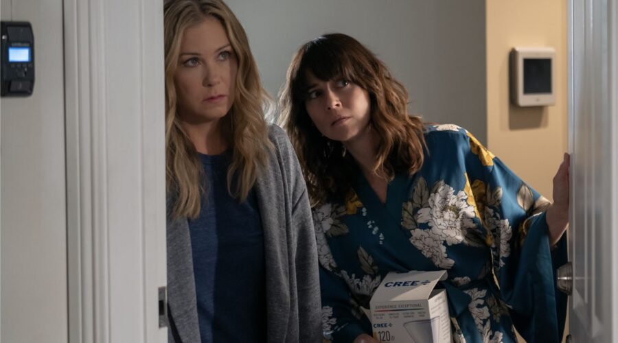 Christina Applegate e Linda Cardellini. Credits Saeed Adyani Netflix