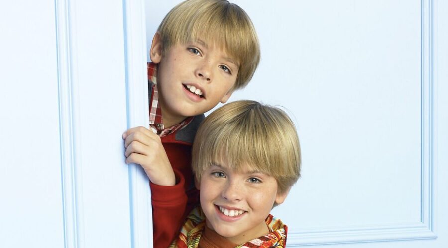 Cole e Dylan Sprouse sono Cody e Zack in Zack e Cody al Grand Hotel credits Disney Channel / Walt Disney Company Italia