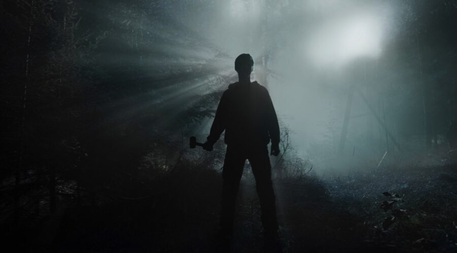 Lukas (Luca Castellano) in una scena di Curon. Credits Netflix