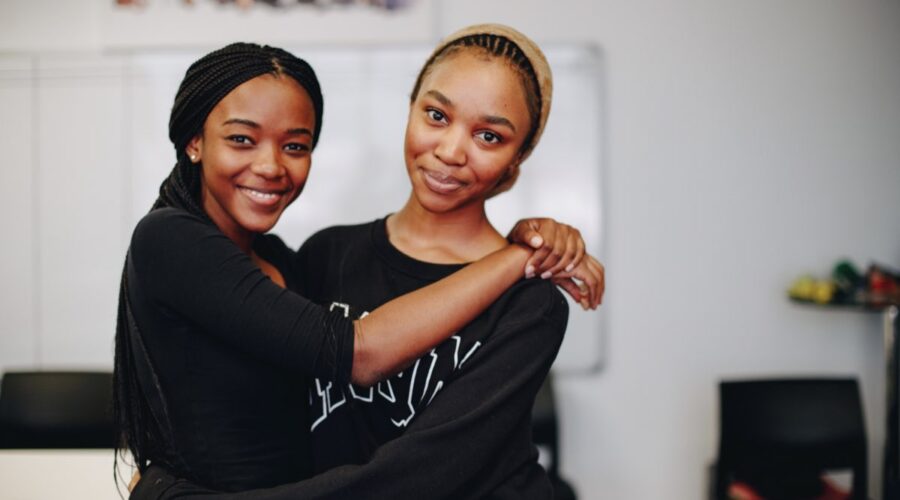 Da sinistra Ama Qamata e Khosi Ngema, Ph Credits Tegan Smith per Netflix