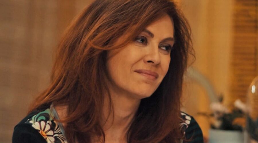 Elena Sofia Ricci è Laura nella fiction in Vivi e lascia vivere, Credits Rai