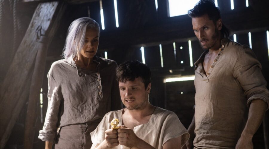 Eliza Coupe, Josh Hutcherson e Derek Wilson in Future Man 3. Credits Amazon Prime Video