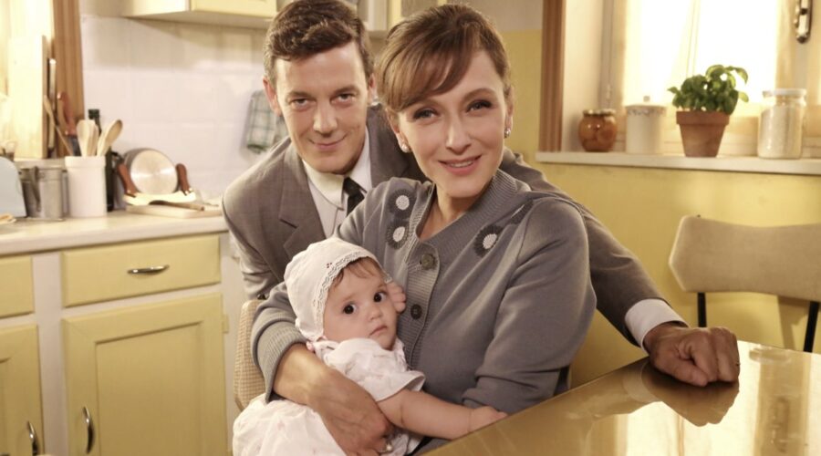 Il Paradiso delle Signore 4 Silvia e Luciano Cattaneo interpretati da Marta Richeldi e Giorgio Lupano con la piccola Margherita, qui nella stagione Daily 2 Credits RAI