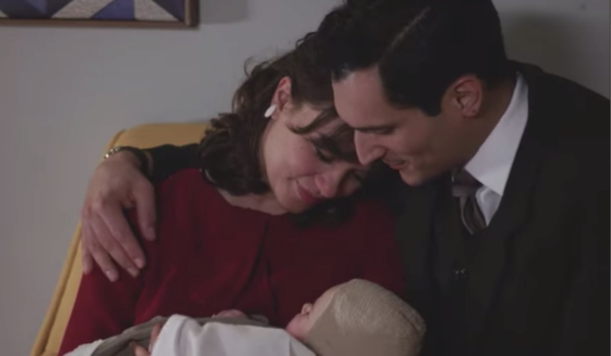 Il Paradiso delle Signore Marta e Vittorio interpretati da Gloria Radulescu e Vittorio Conti con un bambino nel promo in onda lunedì 27 aprile 2020 dopo la puntata 135 Credits RAI