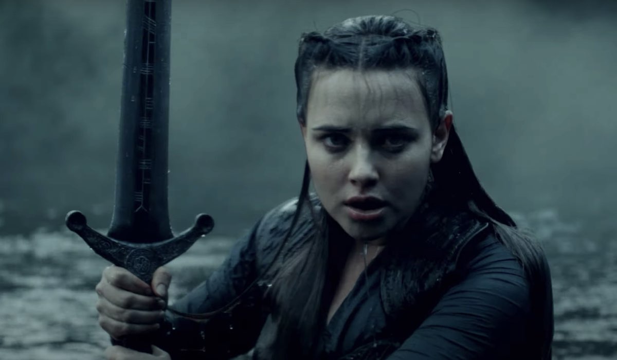 Katherine Langford nei panni di Nimue nel trailer di Cursed Credits Netflix