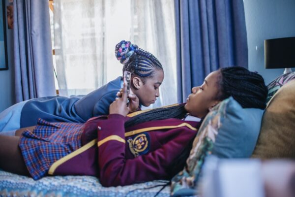 Khosi Ngema e Ama Qamata in Blood and Water. Credits Neo Baepi per Netflix