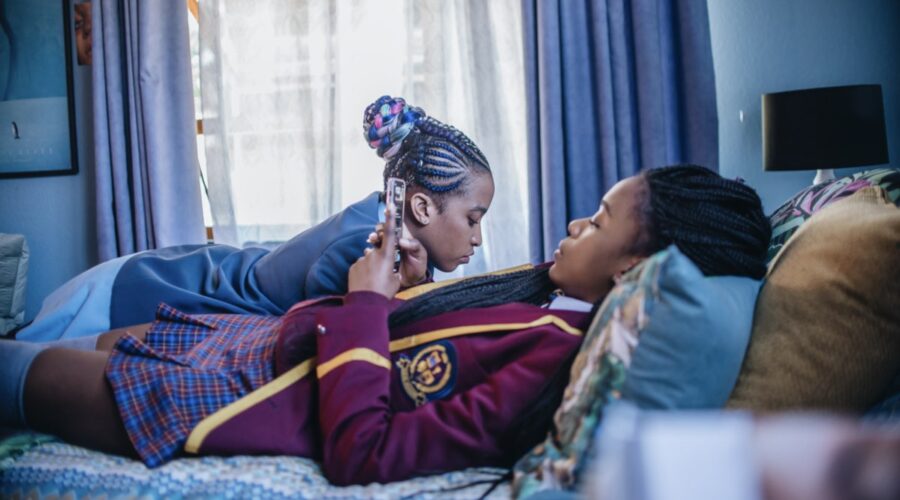 Khosi Ngema e Ama Qamata in Blood and Water. Credits Neo Baepi per Netflix