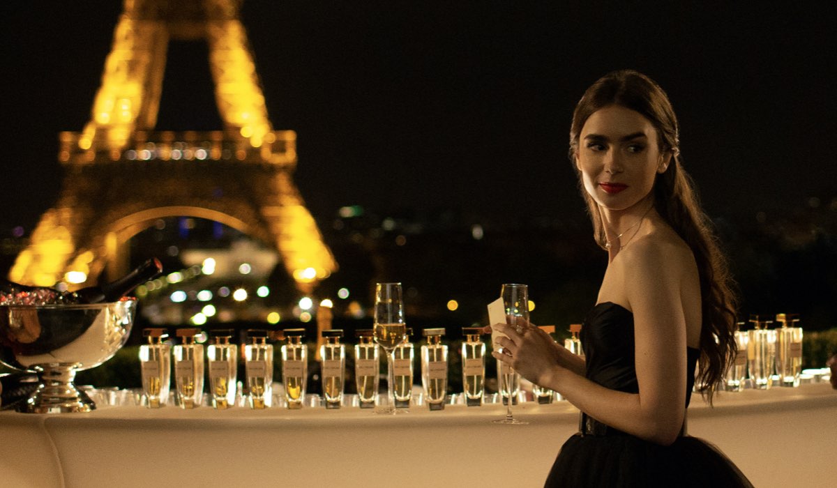 Lily Collins in una scena di Emily In Paris. Credits Netflix