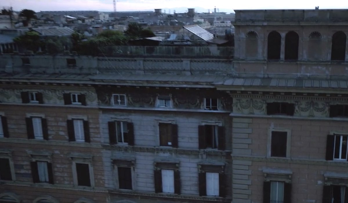 Nero a metà scorcio nella prima puntata Credits RAI e Netflix