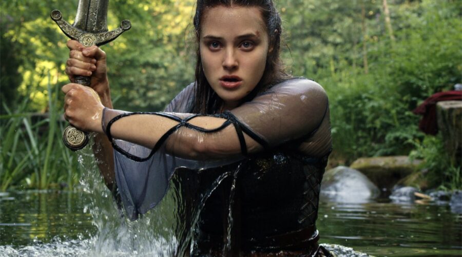 Nimue impugna Excalibur in una scena di Cursed. Credits Netflix