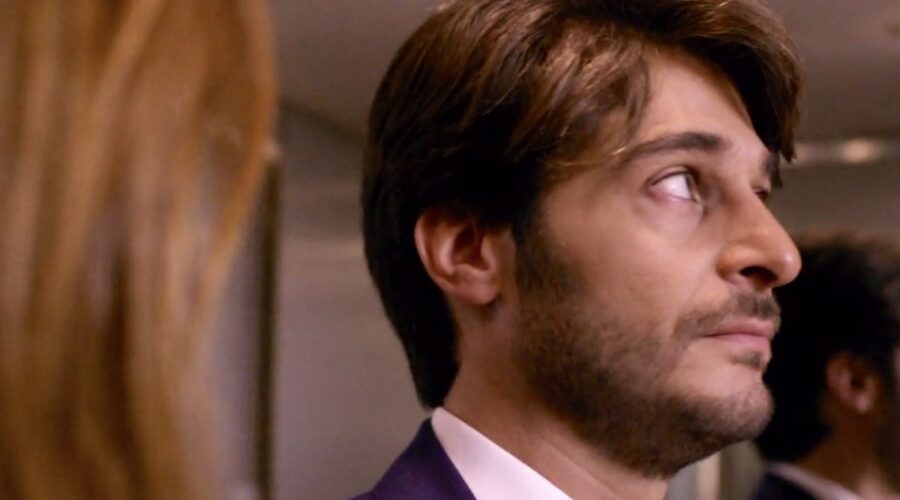 Non dirlo al mio capo Enrico Vinci interpretato da Lino Guanciale nel primo episodio della stagione 1 Credits RAI