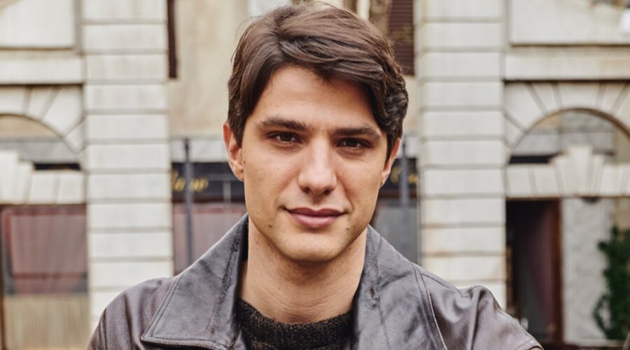 Pietro Masotti interpreta Marcello Barbieri ne Il Paradiso delle Signore, qui in un posato per la stagione Daily 2 Credits RAI