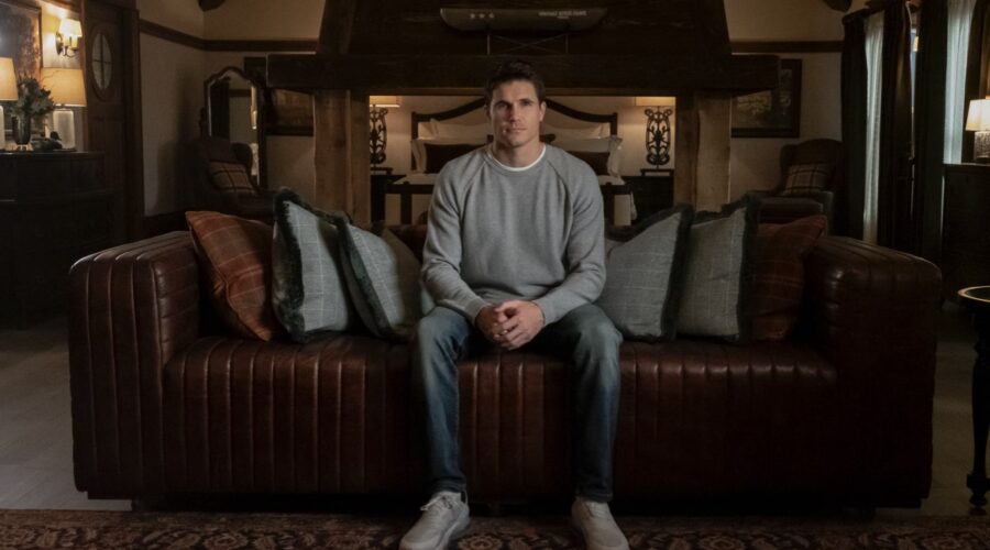 Robbie Amell nei panni di Nathan Brown in Upload. Credits Amazon Prime Video