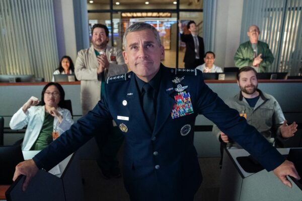 Steve Carell nei panni di Mark R. Naird in Space Force. Credits Aaron Epstein Netflix