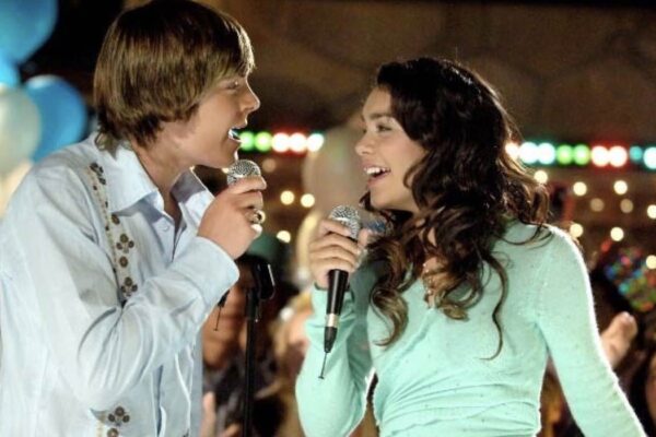 Zac Efron e Vanessa Hudgens sono Troy e Gabriella in High School Musical credits Disney Channel e Fred Hayes