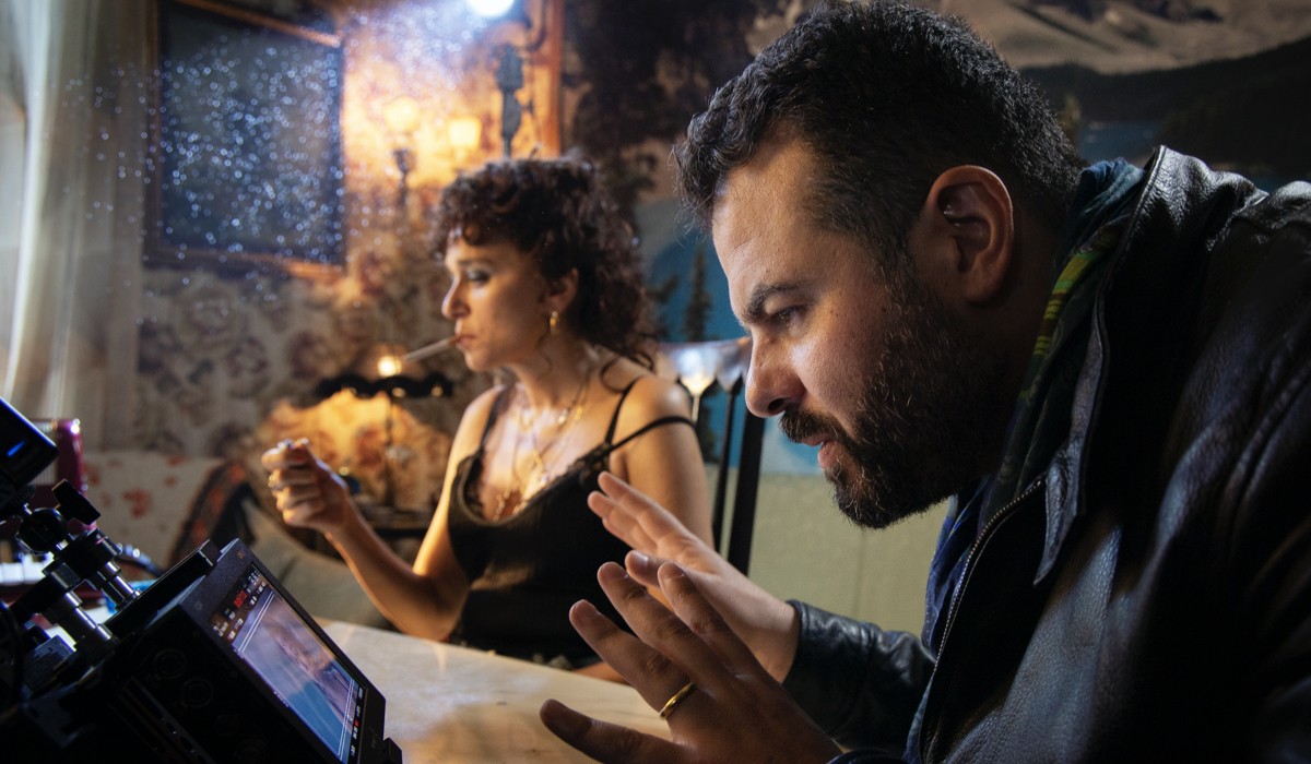 Da sinistra a destra: Valeria Golino (Vittoria) ed Edoardo De Angelis (regista) sul set de “La vita bugiarda degli adulti”. Credits: Netflix.