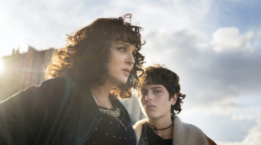 Da sinistra: Valeria Golino (Vittoria) e Giordana Marengo (Giovanna) in uno scatto de “La vita bugiarda degli adulti”. Credits: Netflix.