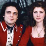 Da sinistra: Alessandro Preziosi (Fabrizio Ristori) e Vittoria Puccini (Elisa di Rivombrosa) in un posato per 