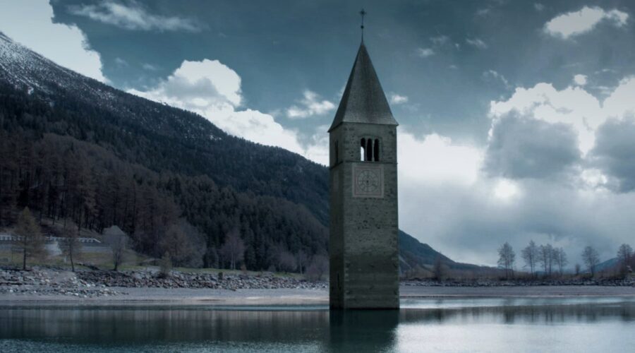 Curon, il lago di Resia e il campanile Credits Netflix