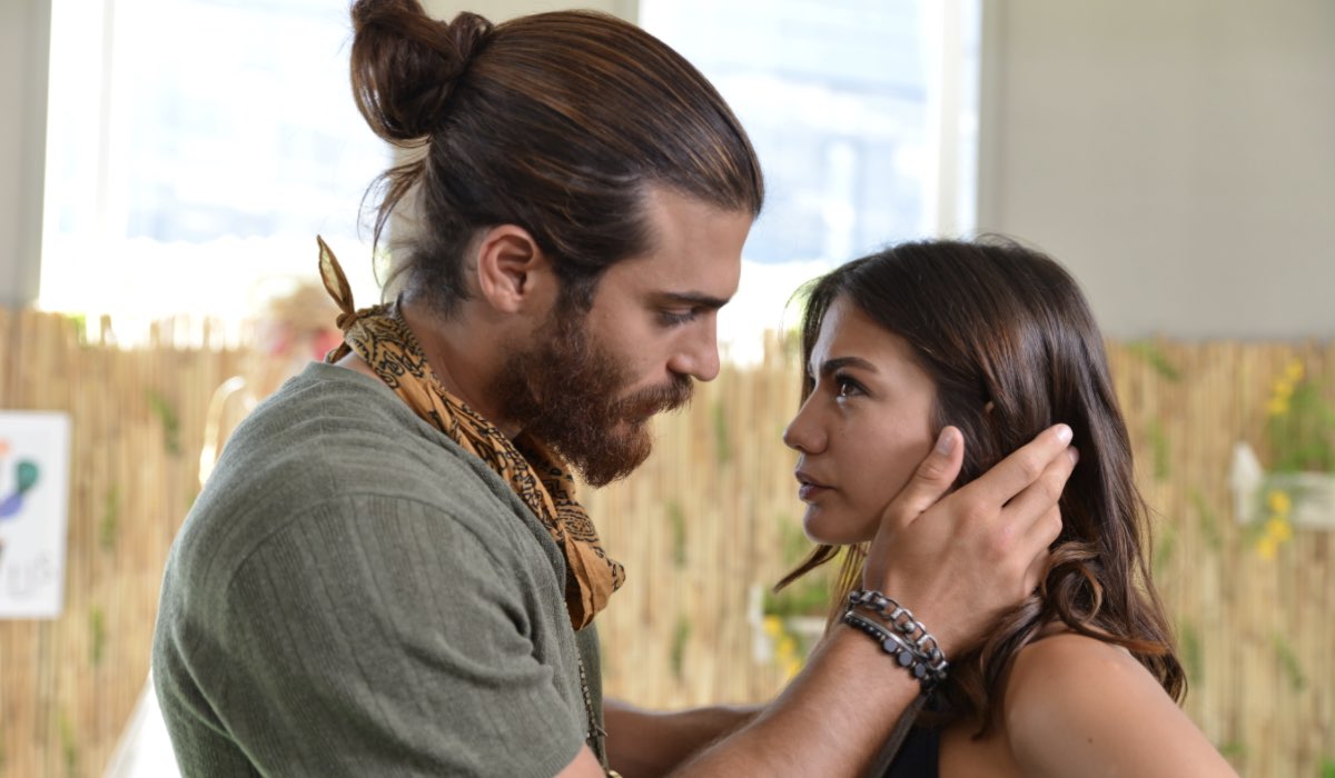 Daydreamer CAN YAMAN interpreta CAN DIVIT e DEMET ÖZDEMIR interpreta SANEM AYDIN, qui nell'episodio 10 Credits MEDIASET e GLOBAL TELIF HAKLARI YAPIMCILIK TIC. A.S.