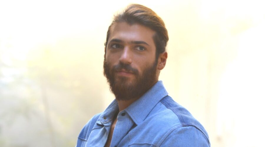 Daydreamer CAN YAMAN interpreta CAN DIVIT, qui nell'episodio 8 Credits MEDIASET e GLOBAL TELIF HAKLARI YAPIMCILIK TIC. A.S.