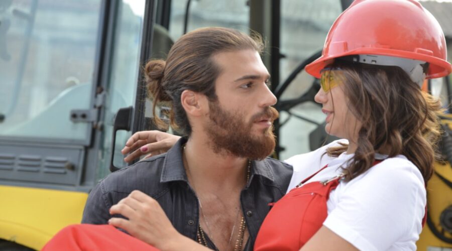 Daydreamer CAN YAMAN interpreta CAN e DEMET ÖZDEMIR interpreta SANEM, qui nell'episodio 10 Credits MEDIASET e GLOBAL TELIF HAKLARI YAPIMCILIK TIC. A.S.