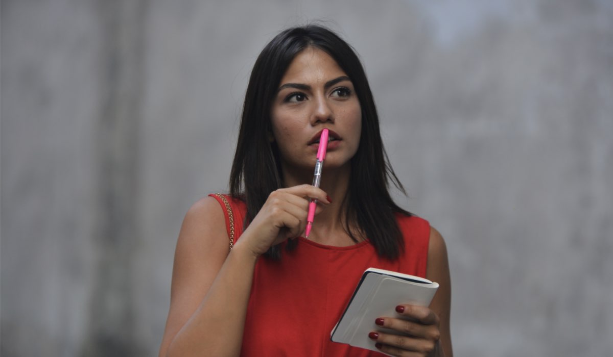 Daydreamer DEMET ÖZDEMIR interpreta SANEM AYDIN, qui nell'episodio 8 Credits MEDIASET e GLOBAL TELIF HAKLARI YAPIMCILIK TIC. A.S.
