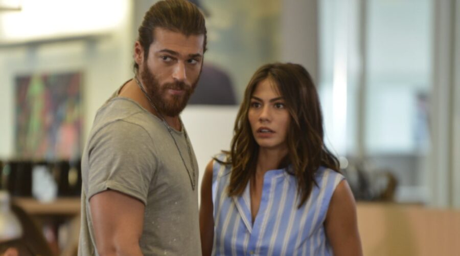 Daydreamer DEMET ÖZDEMIR interpreta SANEM AYDIN E CAN YAMAN interpreta CAN DIVIT, qui nell'episodio 7 Credits MEDIASET e GLOBAL TELIF HAKLARI YAPIMCILIK TIC. A.S