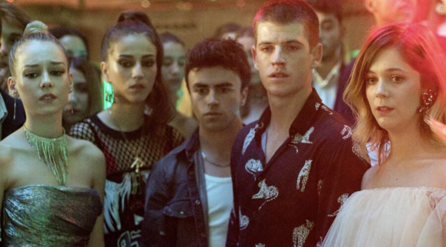 Ester Exposito, Claudia Salas, Itzan Escamilla, Miguel Bernardeau e Georgina Amoros sono Carla, Rebe, Samu, Guzman e Cayetana in Elite Credits Netflix Foto Dal Set