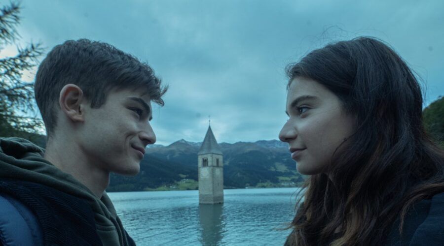 Federico Russo e Margherita Morchio in una scena di Curon Credits Netflix