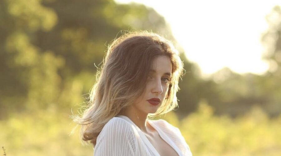 Greta Ragusa interpreta Silvia Mirabella in SKAM Italia 4, qui in un posato