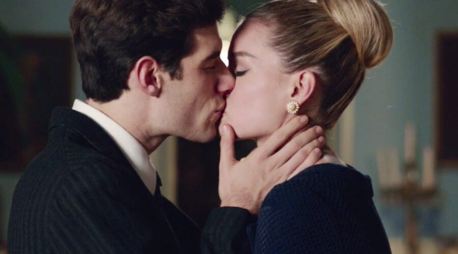 Il Paradiso delle Signore 4 bacio tra Riccardo e Ludovica interpretati da Enrico Oetiker e Giulia Arena, qui nella puntata 75 Credits RAI