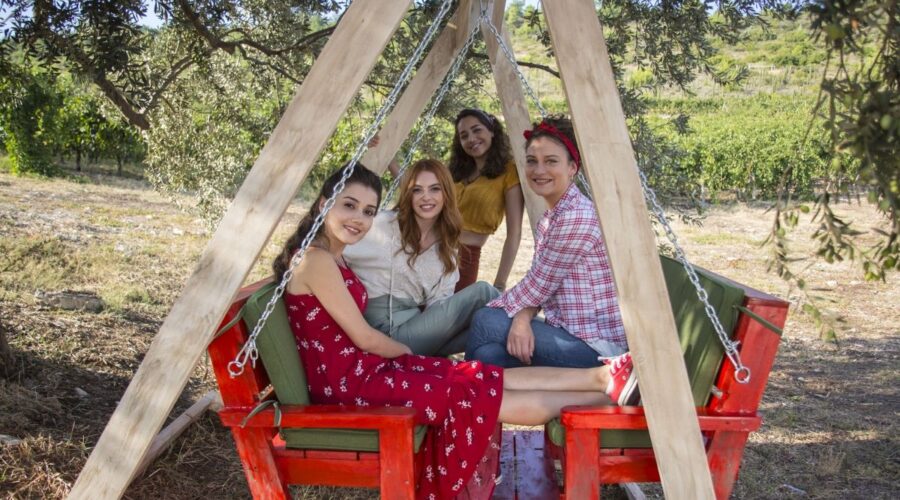 Ipek, Deren, Cilem e Azra in Come Sorelle soap turca Credits Mediaset