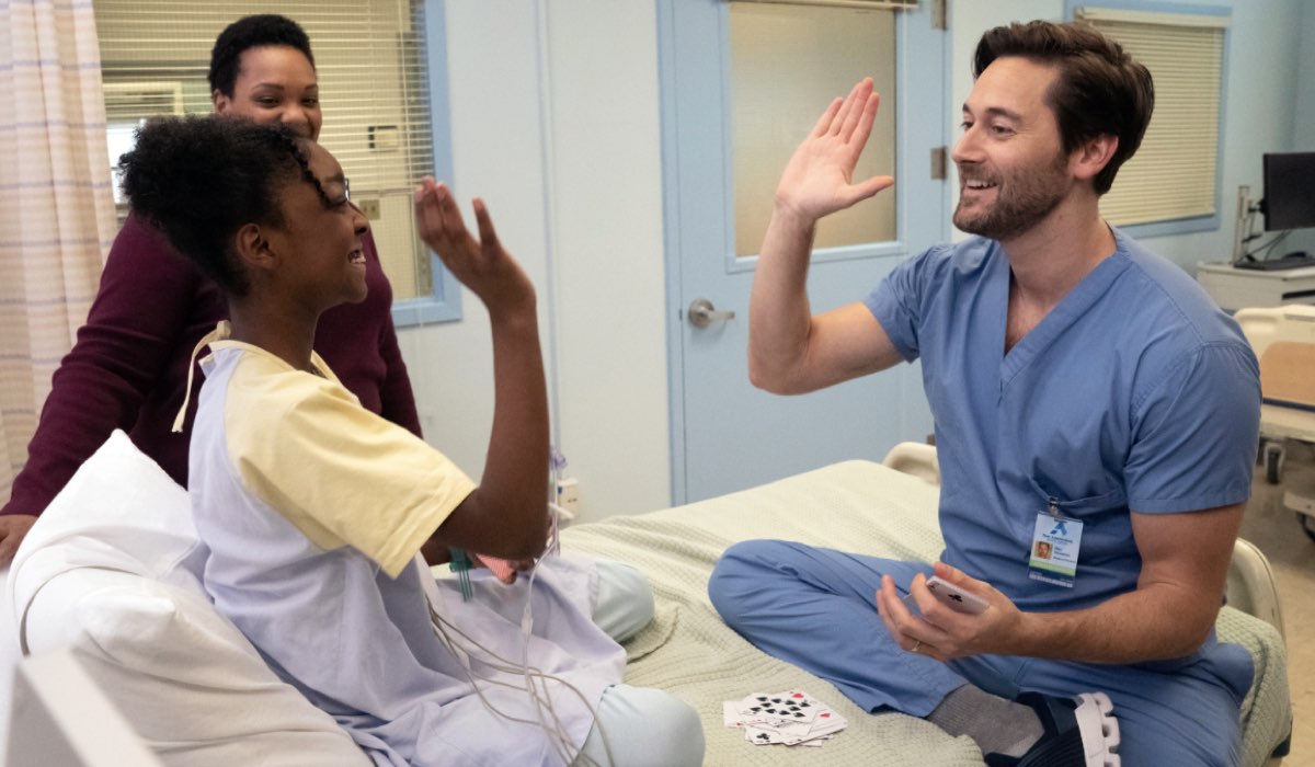 New Amsterdam 2 episodio 17 CARRIE COMPERE, MILAN MARSH e RYAN EGGOLD Credits 2020 NBC Universal All Rights Reserved e Mediaset