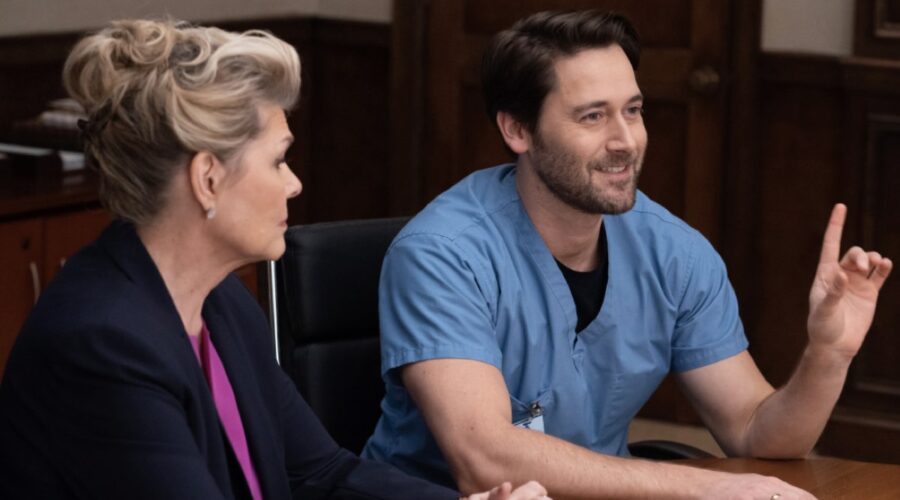 New Amsterdam 2 episodio 17 DEBRA MONK interpreta KAREN BRANTLEY e RYAN EGGOLD interpreta MAX GOODWIN Credits 2020 NBC Universal All Rights Reserved e Mediaset