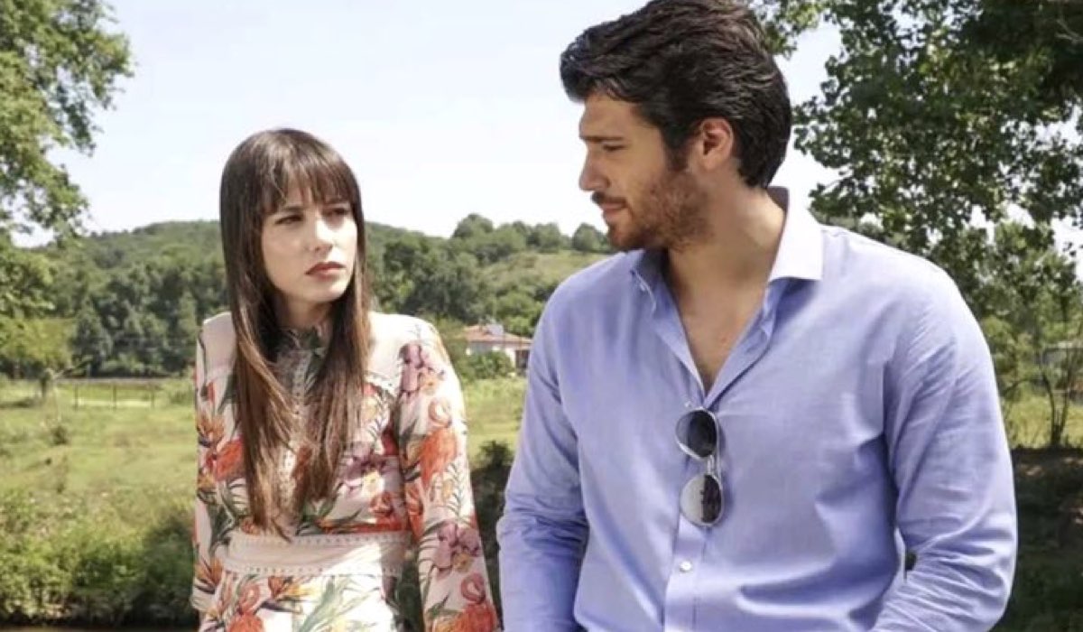 Özge Gürel e Can Yaman sono nel cast di Mr False, qui in una scena di Bitter Sweet Credits Star TV e Mediaset