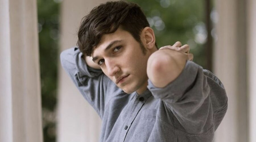 Pietro Turano interpreta Filippo Sava in SKAM Italia, qui in un posato Credits Antonio Cavalieri