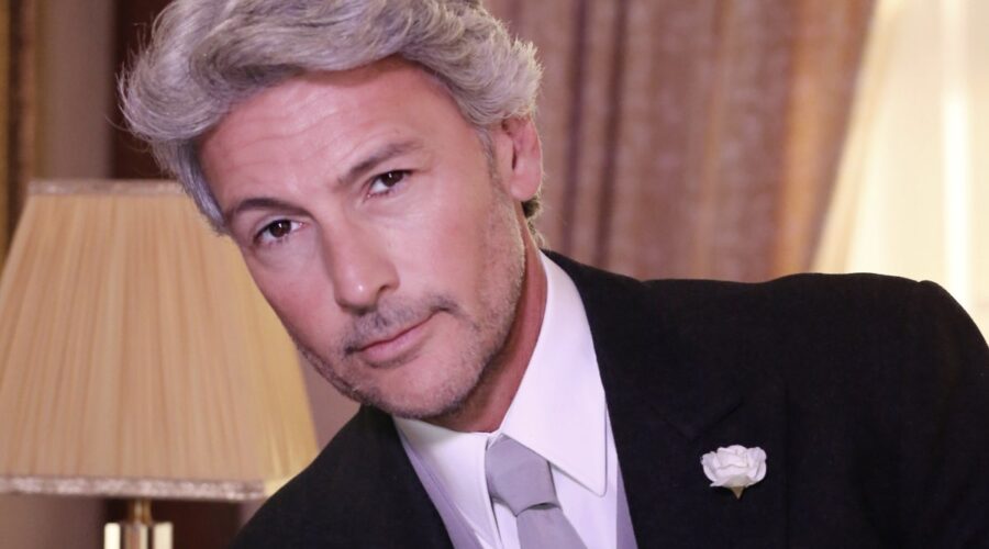 Roberto Farnesi interpreta Umberto Guarnieri ne Il Paradiso delle Signore, qui nella stagione Daily 2 Credits RAI