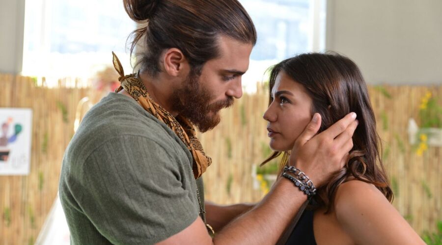 Sanem e Can in Daydreamer Credits Mediaset e GLOBAL TELIF HAKLARI YAPIMCILIK TIC. A.S.