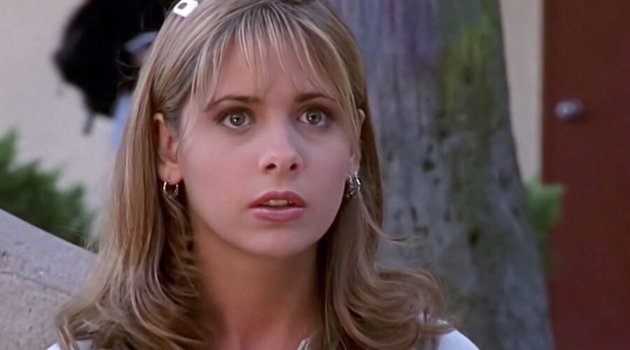 Sarah Michelle Gellar nei panni di Buffy Summers in Buffy 1x01 Credits The WB
